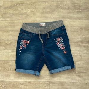 Stretchy denim shorts(So brand)
